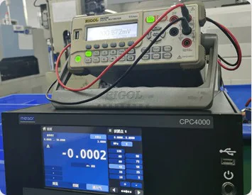 Equipo de referencia de presión utilizado durante la calibración del transmisor